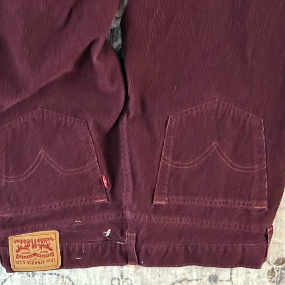 NWOT Levi’s Velvet Burgundy Corduroy Pants w27 l32 - Picture 5 of 5